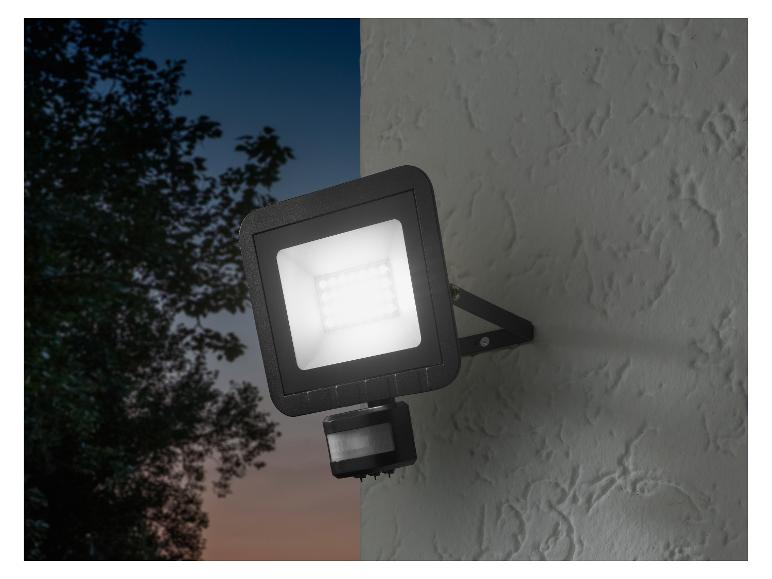 Buiten LED-spot met bewegingssensor, gemonteerd op een muur.