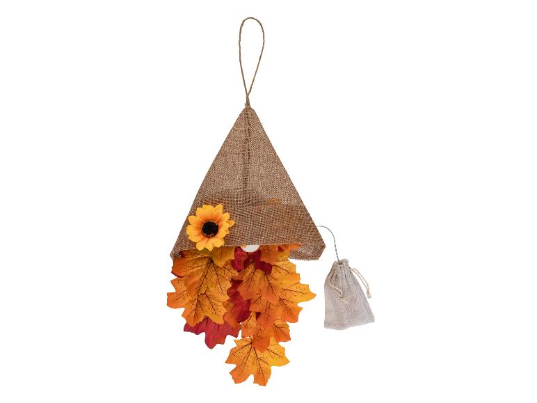 Herfst deurdecoratie met zakje en esdoornbladeren