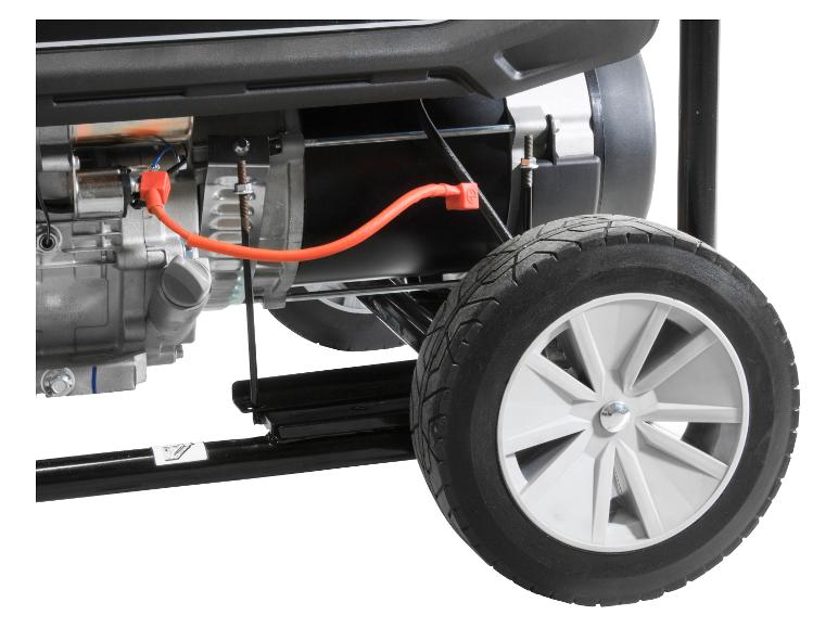 Close-up van een wiel en een generatormotor.