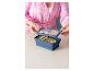Vrouw in roze badjas bereidt broodjes in een blauwe lunchbox