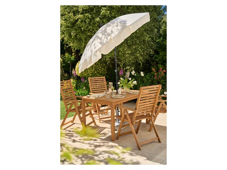 Houten tuineetset met vier stoelen en een parasol op een terras.