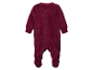 Een donkerrode velours baby romper met lange mouwen.