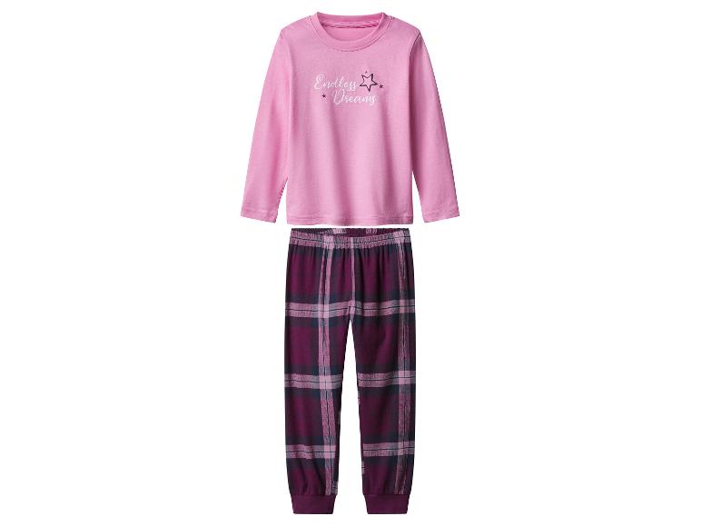 Roze pyjama met lange mouwen en geruite broek.