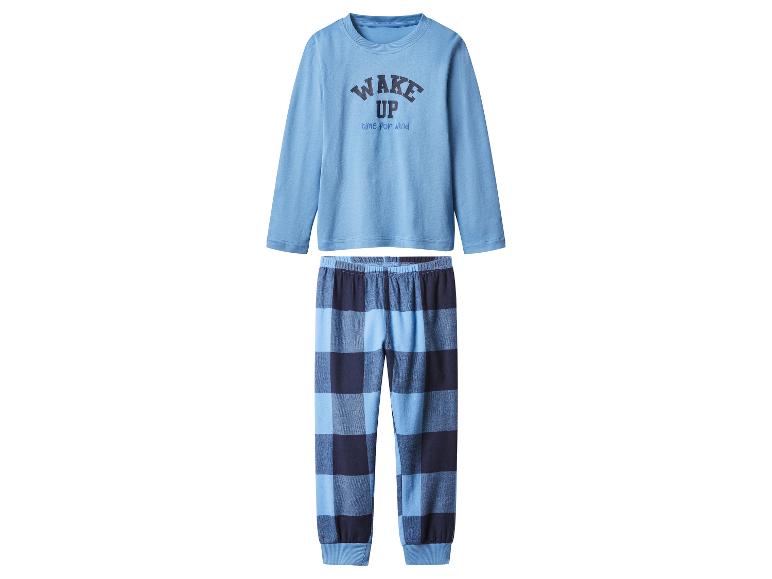Kinderpyjama met een blauw shirt en geruite broek.