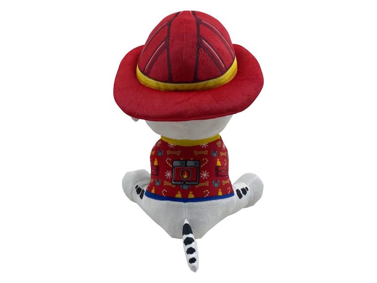 Een Paw Patrol pluche hond met een rood brandweerpak en een kerstontwerp.