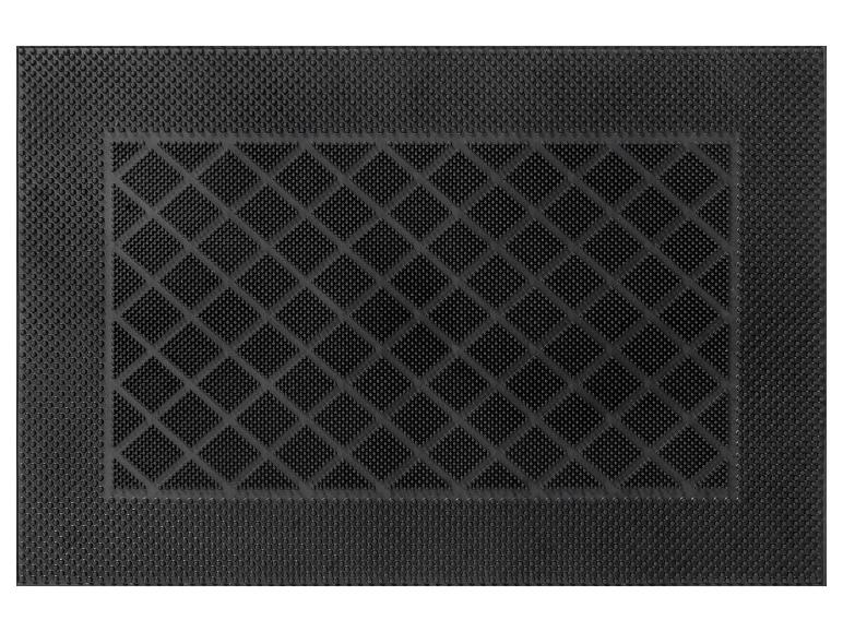 Een zwarte rubberen deurmat met een ruitpatroon.