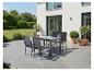 Tuinset met tafel en vier stoelen op een terras.