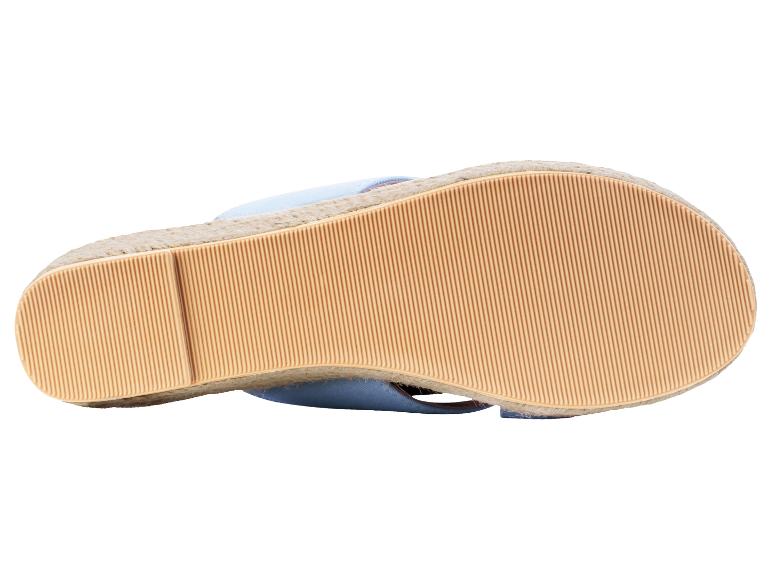 Zolen van platte espadrilles van lichtblauwe canvas en jute.