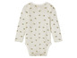Een wit babypakje met lange mouwen en een bijenprint.
