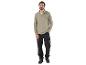 Man in beige sweater en zwarte werkkleding