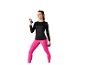 Vrouw in roze leggings en zwart shirt oefent met dumbbells.