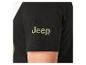 Close-up van een zwarte t-shirtmouw met een groen 'Jeep'-logo.
