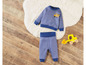 Een blauwe baby-trui en broek met een afbeelding van een vrachtwagen.