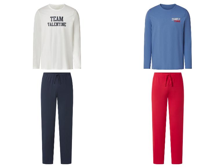 Pyjama's met lange mouwen en lange broeken, één met 'TEAM VALENTINE' en één met 'FAMILY TIME'.