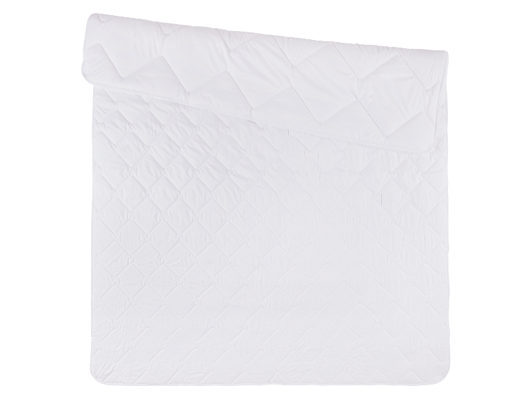 Wit gewatteerd dekbed met ruitpatroon.