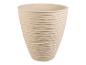 Hoge, lichtbeige plantenbak met een getextureerd, golvend oppervlak.