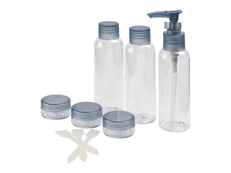 Reisset: pompflacon, flesjes en potjes met spatels.