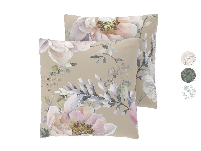Twee bloemige sierkussens met een beige achtergrond en aquarelbloemen, met kleurstalen.