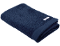 Opgevouwen donkerblauwe handdoek met een klein wit etiket.