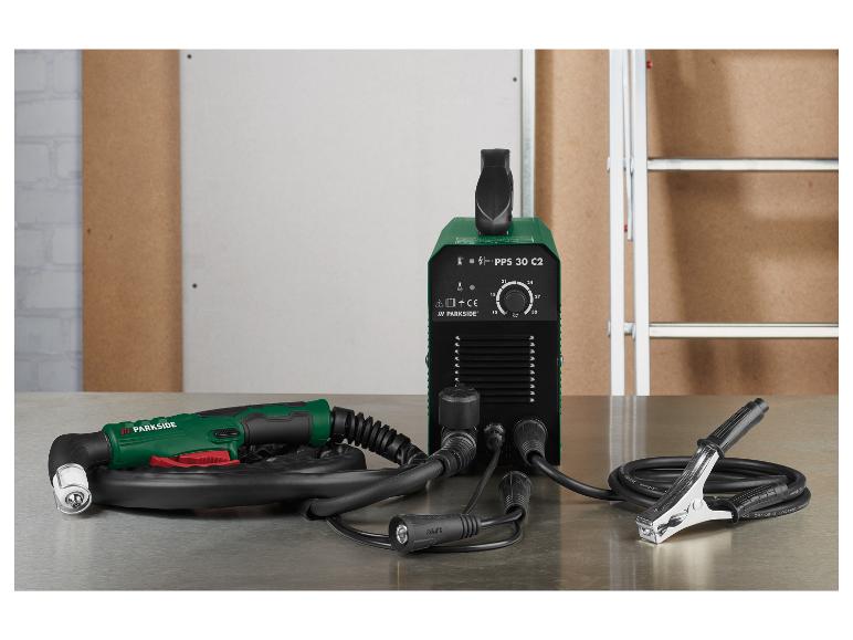 PARKSIDE plasmasnijder PPS 30 C2 met accessoires op een metalen tafel.