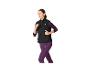 Vrouw rent in zwart vest en paarse legging.