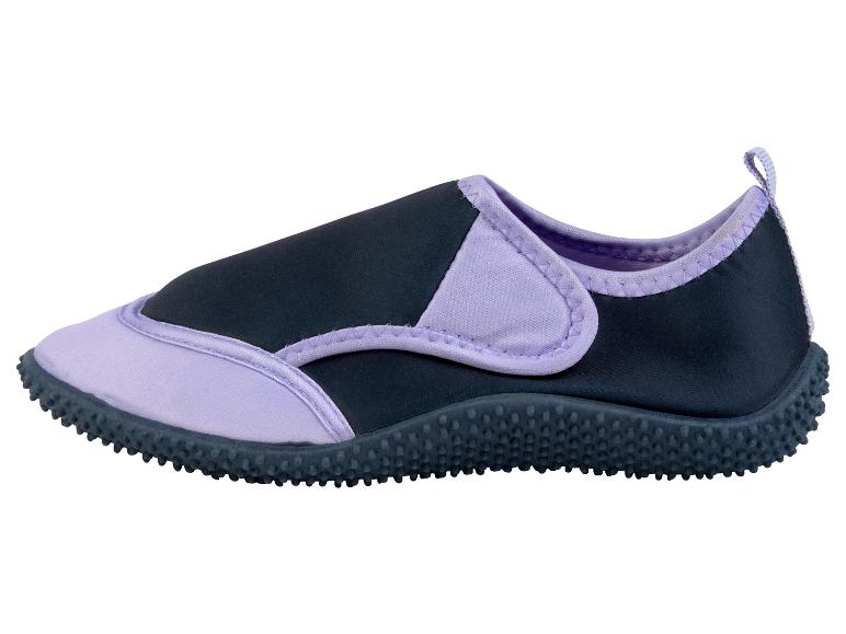 Donkerblauw en lila waterschoenen.