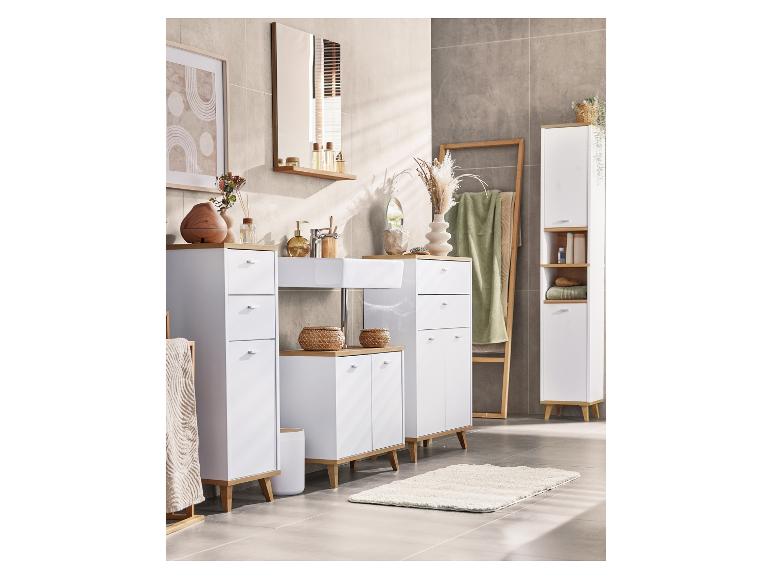 Witte badkamermeubels met houten details, inclusief een wastafel en twee hoge kasten.