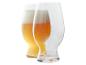 Twee bierglazen met blond bier.