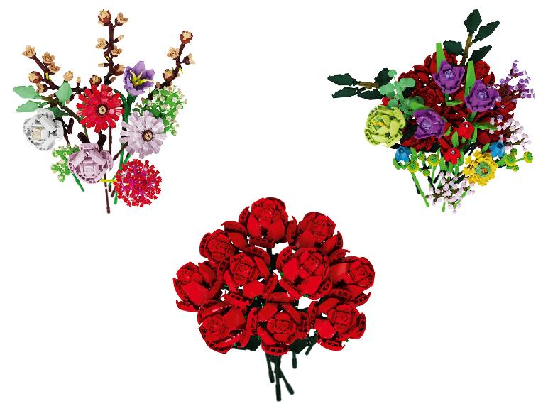 Drie boeketten van bouwsteenbloemen, waaronder rode rozen en gemengde arrangementen.