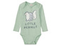 Een lichtgroen babypakje met lange mouwen met een afbeelding van Dumbo.