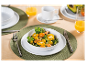 Wit serviesgoed, salade en sinaasappelsap.