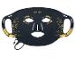 Zwart LED gezichtsmasker met gouden wimper- en bladdetails, met een oplaadkabel.