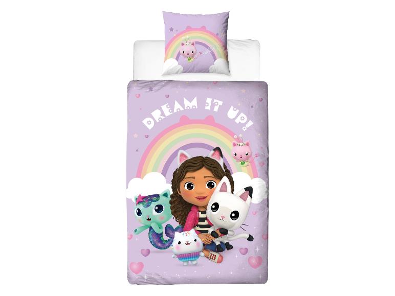 Paars beddengoed met een regenboog, een meisje en kittens, met de tekst 'DREAM IT UP!'