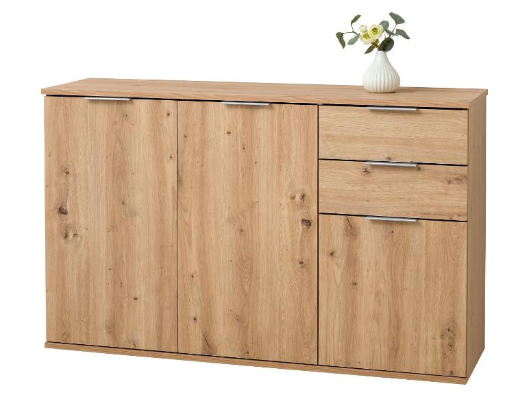 Houten dressoir met drie deuren en drie laden, versierd met een bloemenvaas.