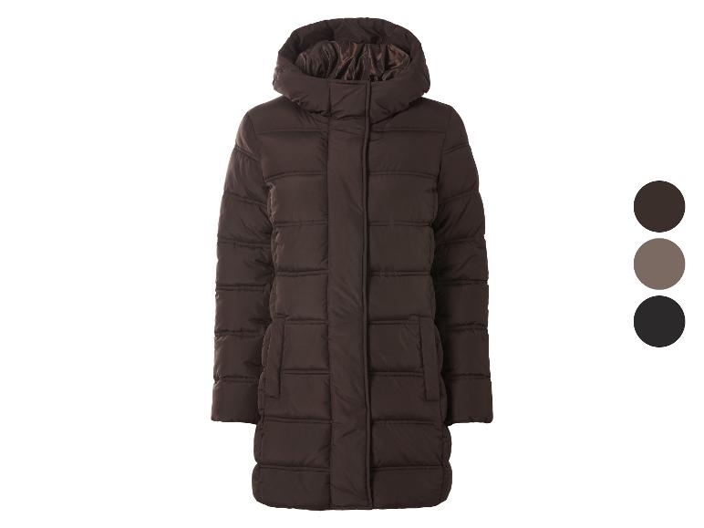 Lange bruine damesjas met capuchon, verkrijgbaar in drie kleuren.