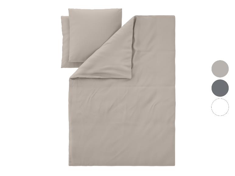 Effen beige beddengoedset met twee kussens en een dekbedovertrek.