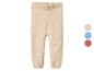 Gebreide babybroek in beige met blauwe en rode kleuropties.
