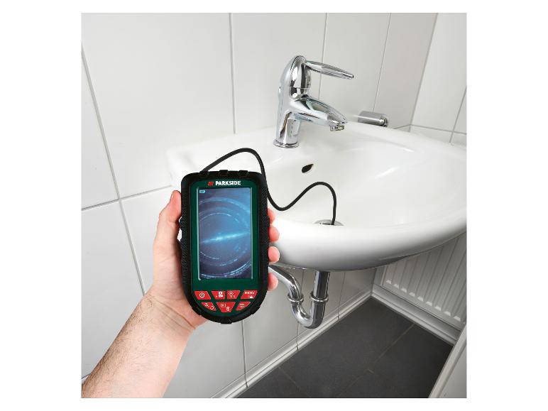 Handbediende digitale inspectie-endoscoop met camera ingebracht in een badkamerwastafel.