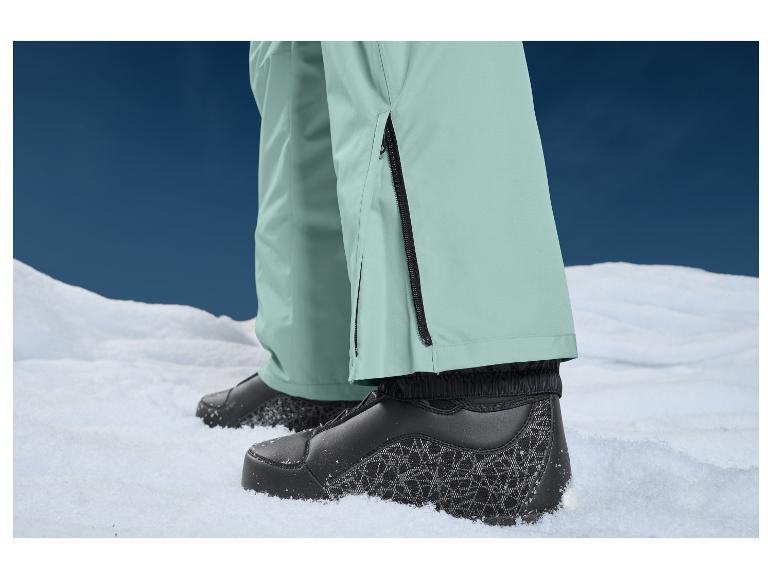 Ski-laarzen en broek in de sneeuw