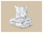 Wit beddengoed met blauw en beige bloemenpatroon, opgevouwen.