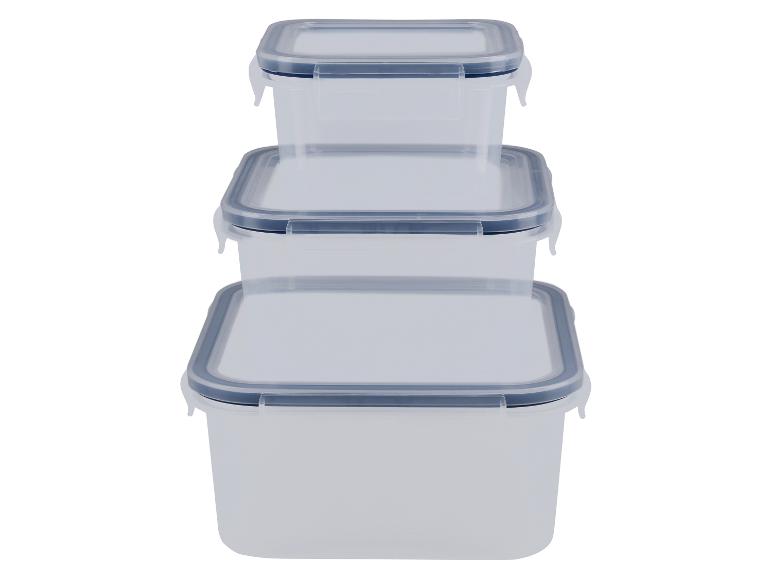Drie stapelbare plastic opbergdozen voor voedsel.