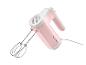 SilverCrest roze en witte handmixer met gardes, schuin geplaatst op een witte achtergrond.