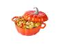 Pompoenvormige braadpan gevuld met groenten zoals aardappelen, wortelen en prei.