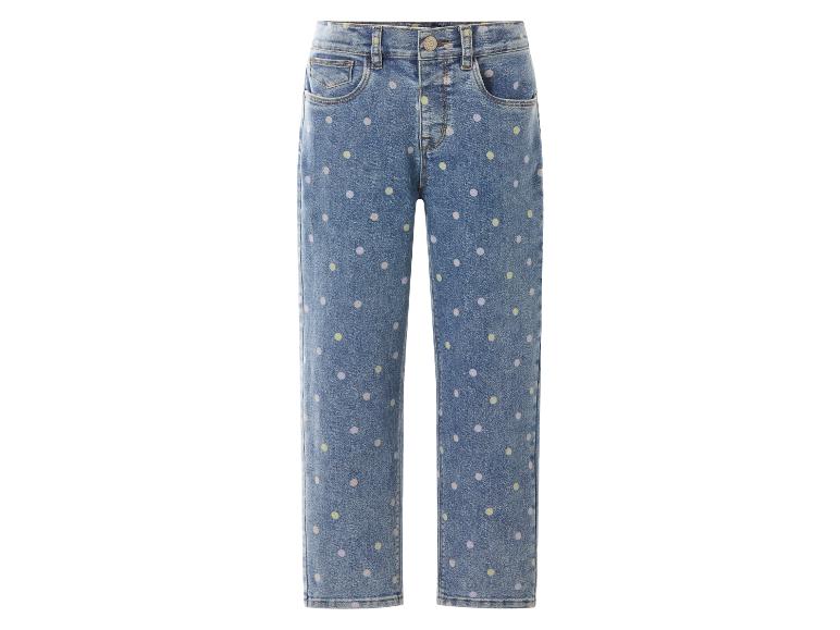 Blauwe kinderjeans met pastelkleurige stippen.