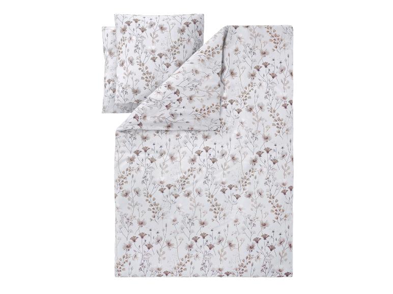 Beddengoed met bloemenpatroon in beige en bruine tinten.