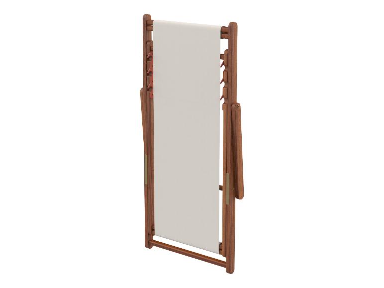 Opvouwbare houten strandstoel met wit doek.