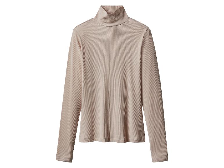 Beige geribbelde coltrui op een witte achtergrond.