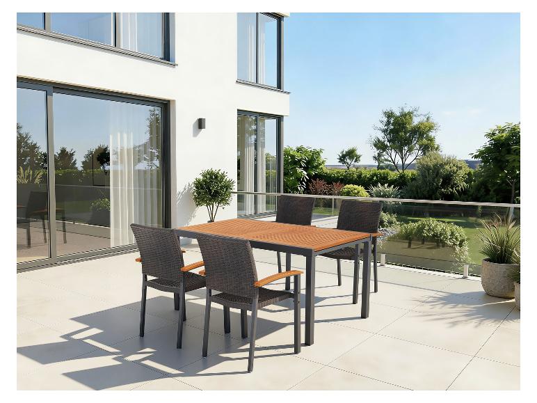 Tuinmeubelset met houten tafel en vier stoelen op een terras.