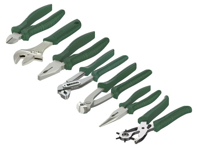 Een set handgereedschap, waaronder een kniptang, verstelbare moersleutel en andere tangen.