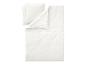 Wit dekbedovertrek en kussensloop set met een subtiel bloemenpatroon.
